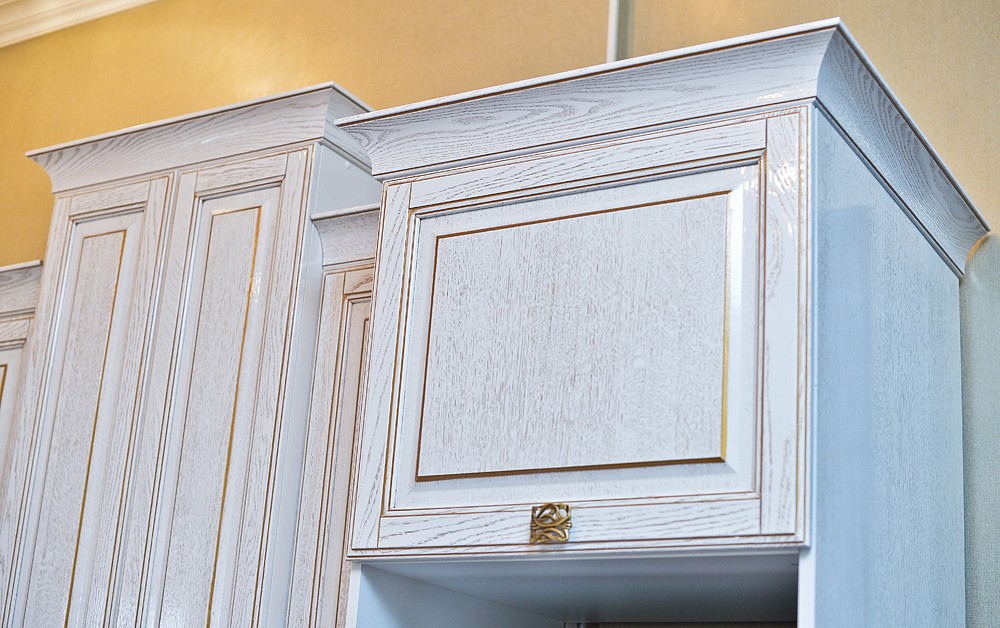 Кухня Виконт белый с золотой патиной