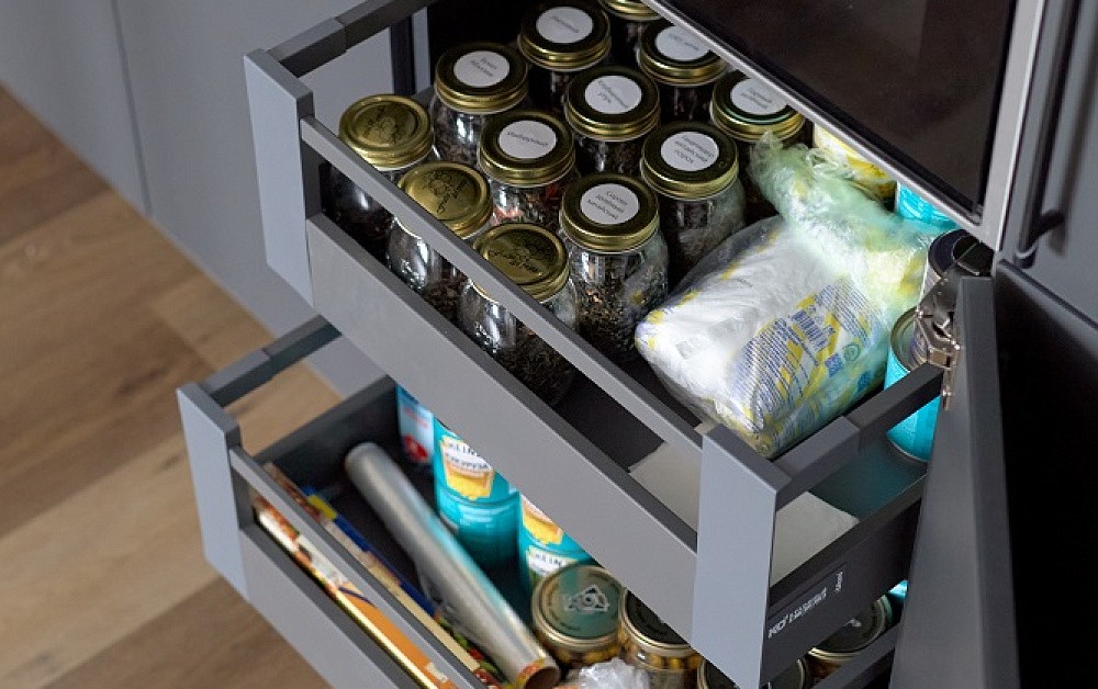 Вечная классика: бело-серая П-образная кухня