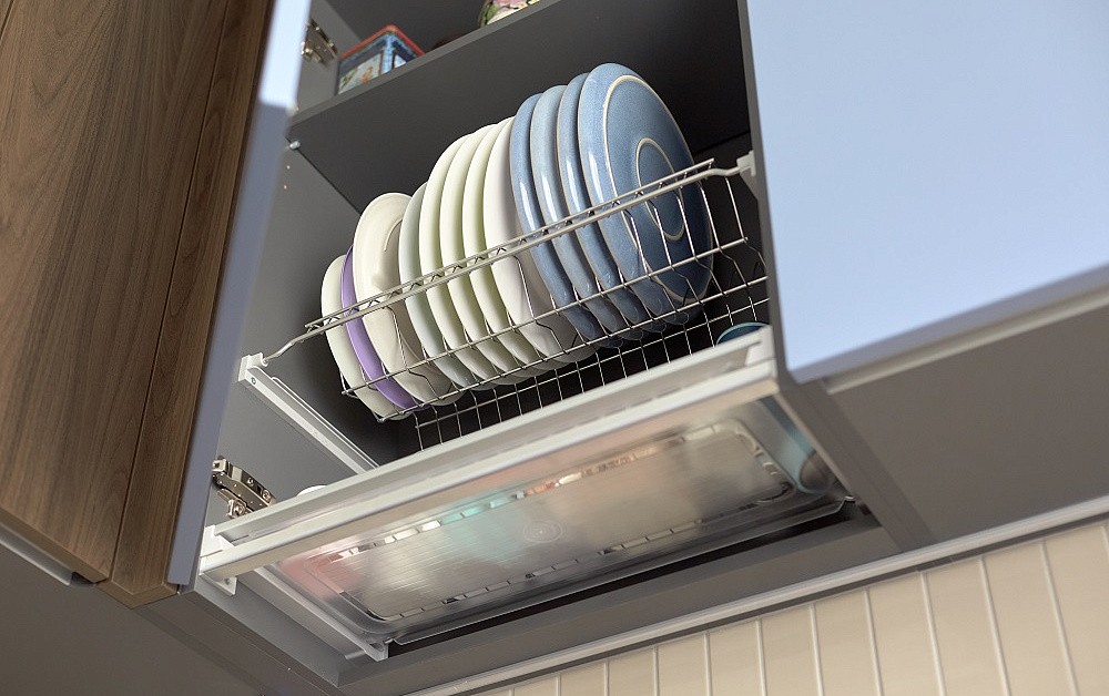 Природная кухня с вертикальной фрезеровской на фасадах