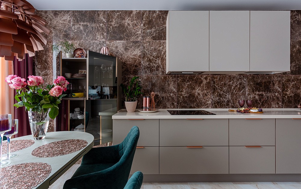 Г-образная кухня с бархатистыми фасадами