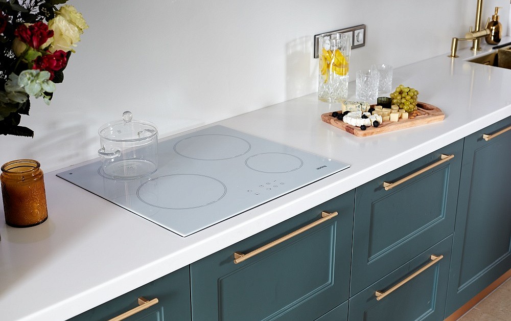 Кухня в английском стиле под потолок