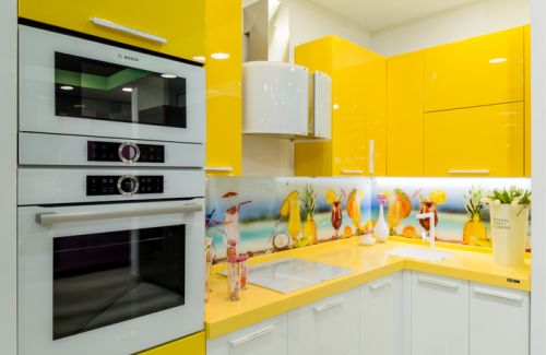 Угловая кухня с встроенной техникой