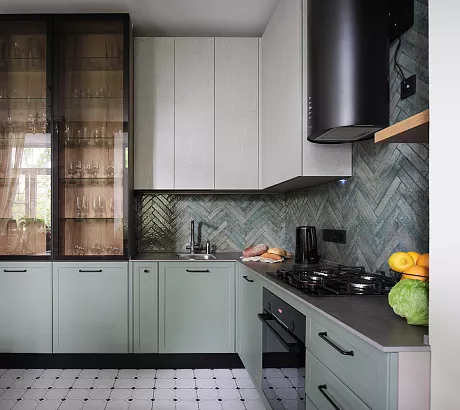 Кухня в московской сталинке в духе норвежского леса