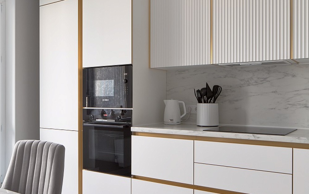 Белоснежная кухня с золотой фурнитурой