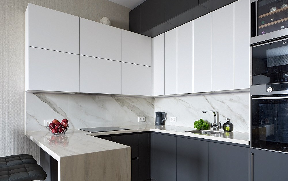 Вечная классика: бело-серая П-образная кухня