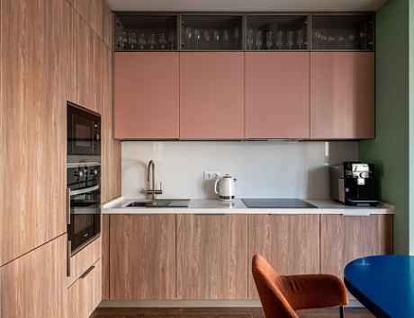 Светлая кухня в Мурманске