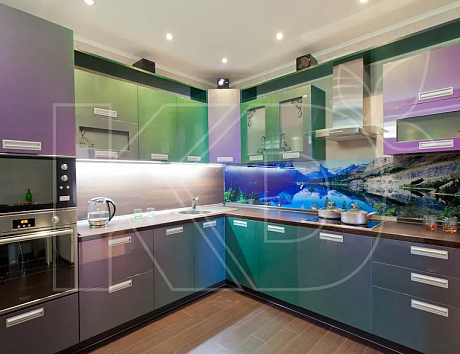 Угловая кухня в зеленом цвете