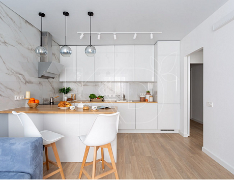 Белая кухня в стиле хай тек