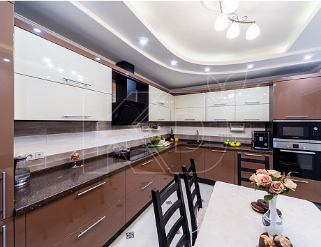 Глянцевая угловая кухня 