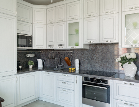 Светлая кухня в Сочи