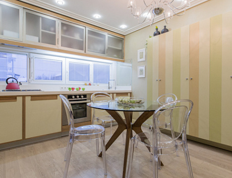 Светлая кухня в Санкт-Петербурге