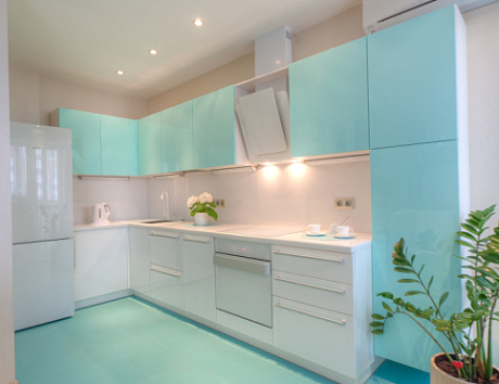 Светлая кухня в Сочи