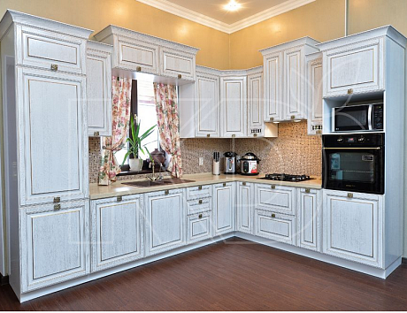 Угловые кухни из массива дерева